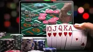 Pengguna memeriksa loyalitas lewat ponsel